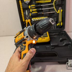 Шуруповерт DeWalt с набором инструментов