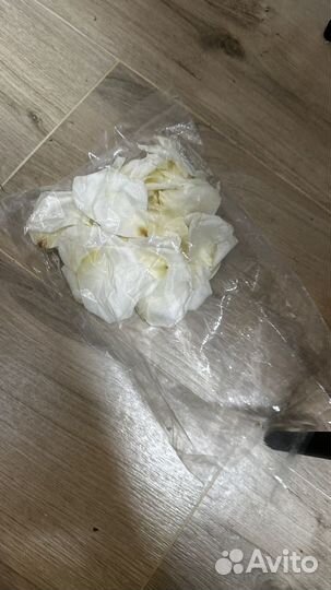 Лепестки белых роз