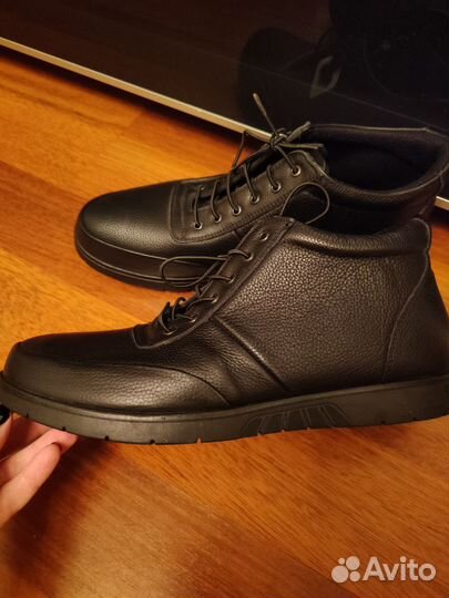 Новые кожаные кроссовки 45 размер