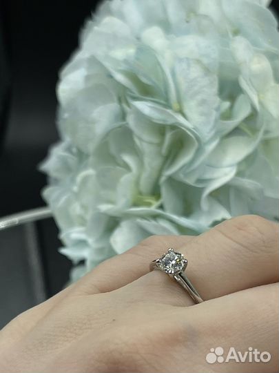 Золотое кольцо с бриллиантом