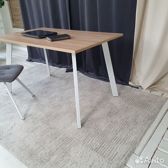 Письменный стол Ник Дуб 130*80 см. Белые ножки