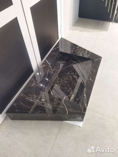 Умывальник из керамической плитки