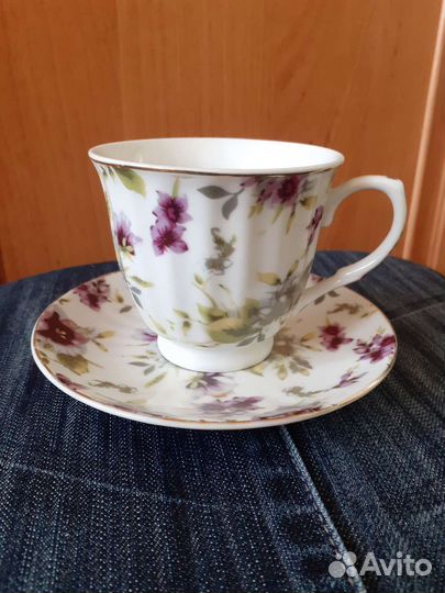 Фарфоровый чайный набор(на держателе),13 предметов