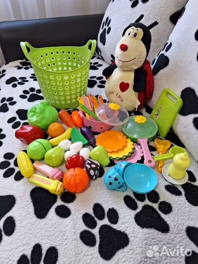 Детские игрушки, овощи, фрукты, посуда в корзине