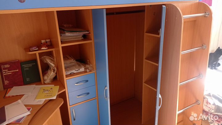 Детская кровать чердак со столом и шкафом