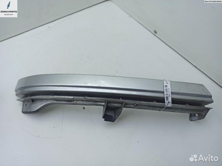 Ус под фару правый 90580652 на Opel Zafira A