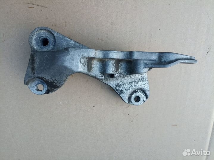 Кронштейн двигателя правый Chevrolet Cruze J300