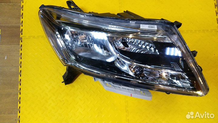 Фара правая Pathfinder (R52)