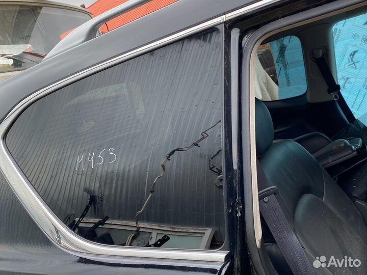 Nissan Patrol Y62 Задняя правая Форточка