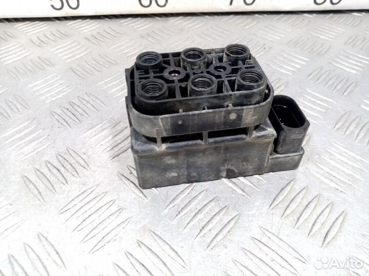 Б/У Блок клапанов пневмоподвески Touareg#001