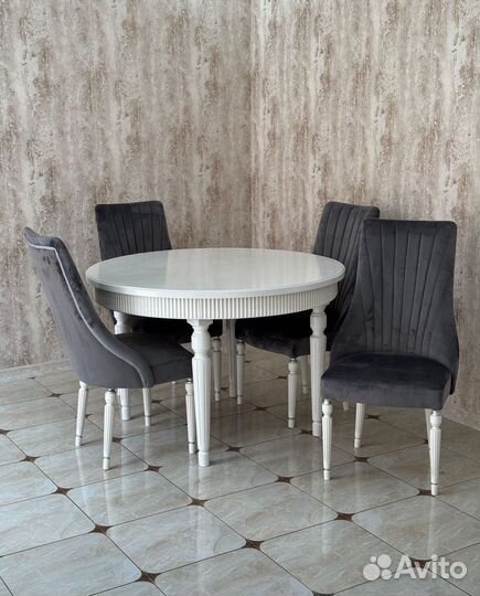 Кухонный стол и стулья
