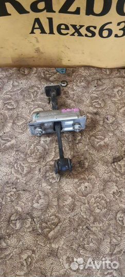 Ограничитель двери передний левый Opel Corsa D