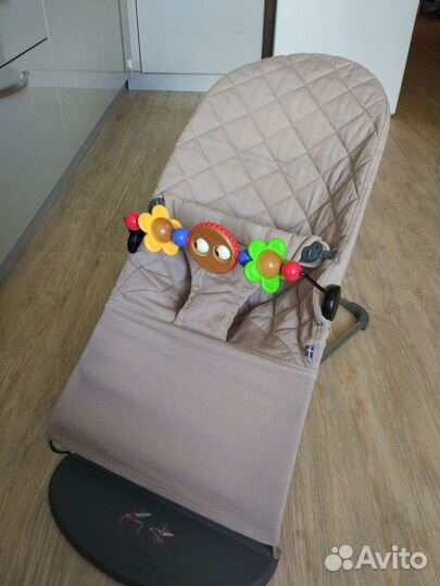 Кресло-шезлонг детское Baby Bjorn 0+ (с игрушкой)