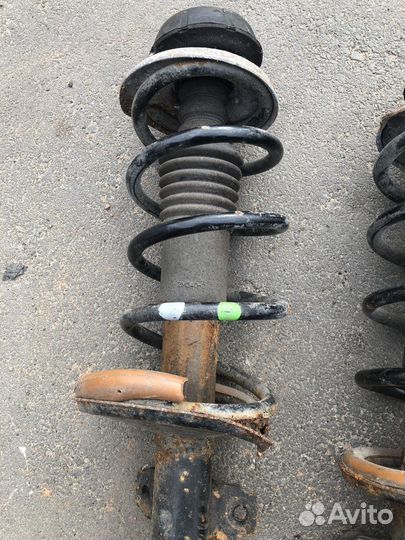 Передние амортизаторы Renault Daster 1