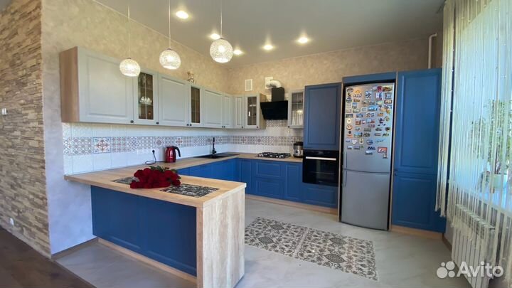 Кухня на заказ с доводчиками в Омске