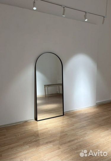 Зеркало в металлической раме