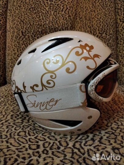 Горнолыжный шлем с очками женский