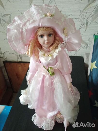 Кукла фарфоровая
