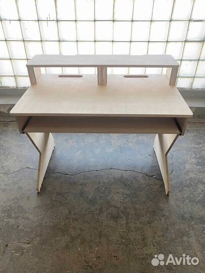 Стол для студии аранжировщика, звукорежиссера