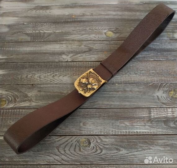 Ремень из натуральной кожи с бляхой 