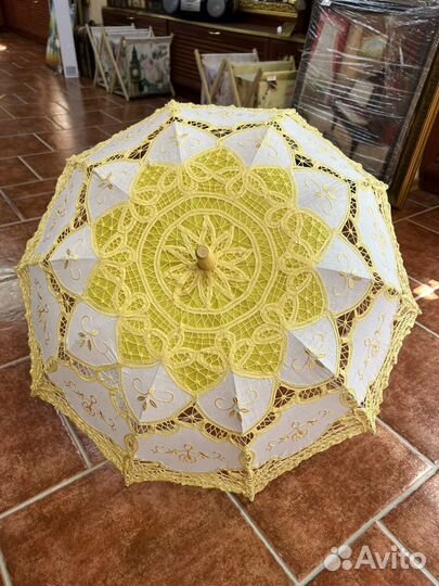 Зонтик кружевной лимонного цвета