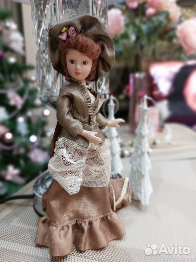 Кукла фарфоровая