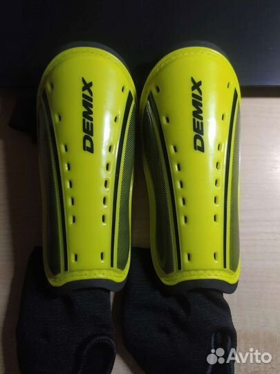 Футбольные щитки demix