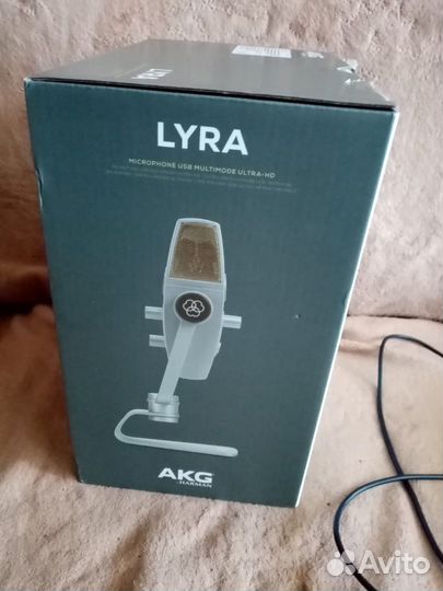 AKG lyra