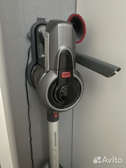 Вертикальный беспроводной пылесос Redmond UR356