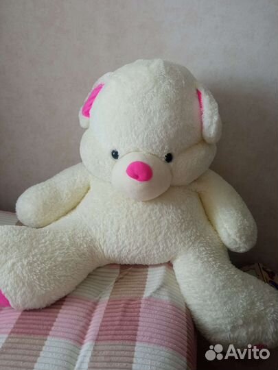 Большой плюшевый медведь