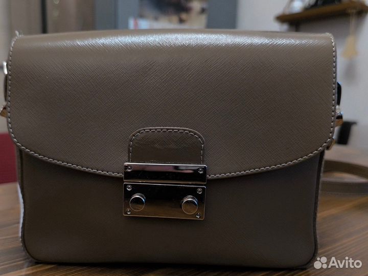 Сумка кожаная через плечо на клапане
