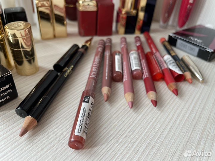 Набор косметики для губ пакетом помады карандаши