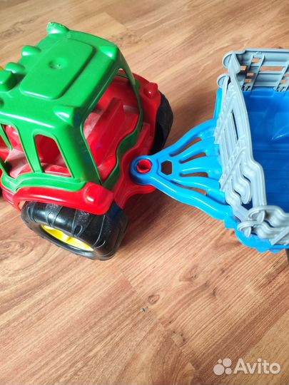 Большой трактор с прицепом