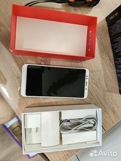 Xiaomi Redmi 5 Plus, 3/32 ГБ