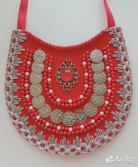 Стилизованный нагрудник