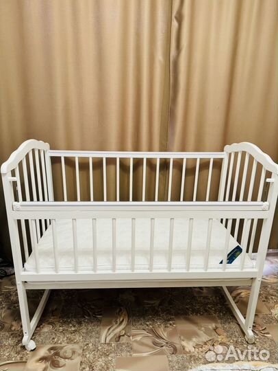 Детская кроватка с маятником