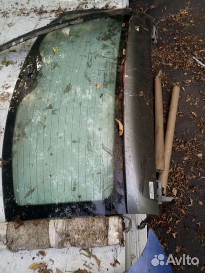 Стекло крышки багажника с петлями туарег 1