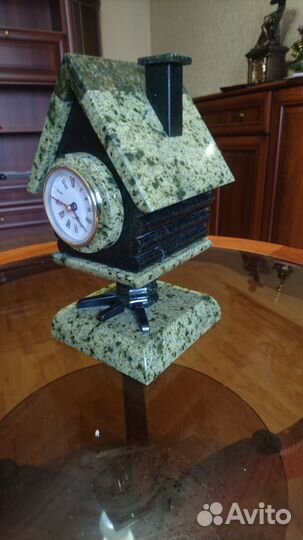 Настольные часы из камня малахит