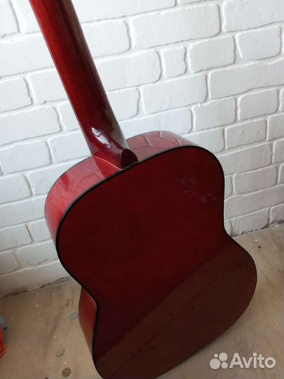 Играть на гитаре