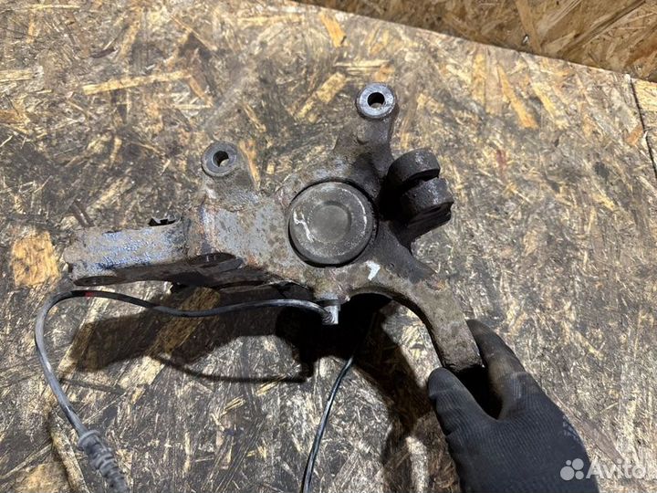 Кулак поворотный передний левый Mercedes Vito 639