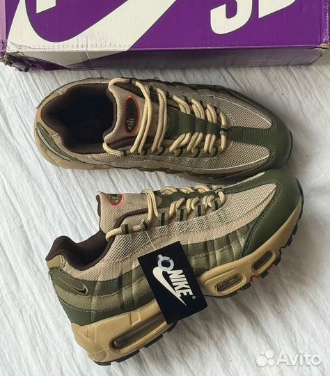 Кроссовки женские