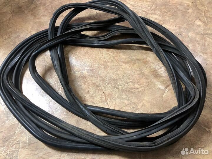 Резиновые уплотнители багажника W124 седан купе