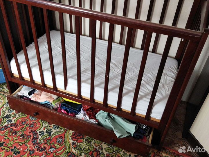 Детская кроватка с маятником и ящиком