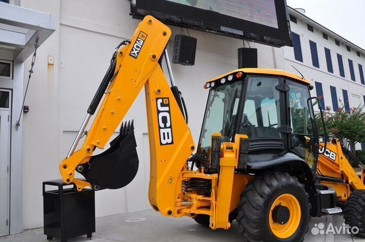 Стекло заднее на экскаватор-погрузчик JCB 3CX, 4CX