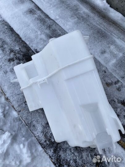 Бочек омывателя Toyota corolla