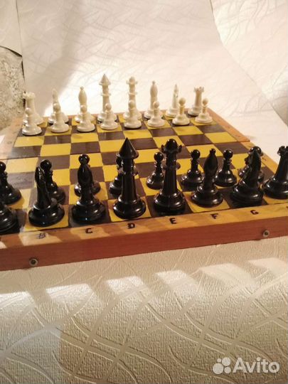 Шахматы СССР. 1960-х. Карболит. Доска деревянная