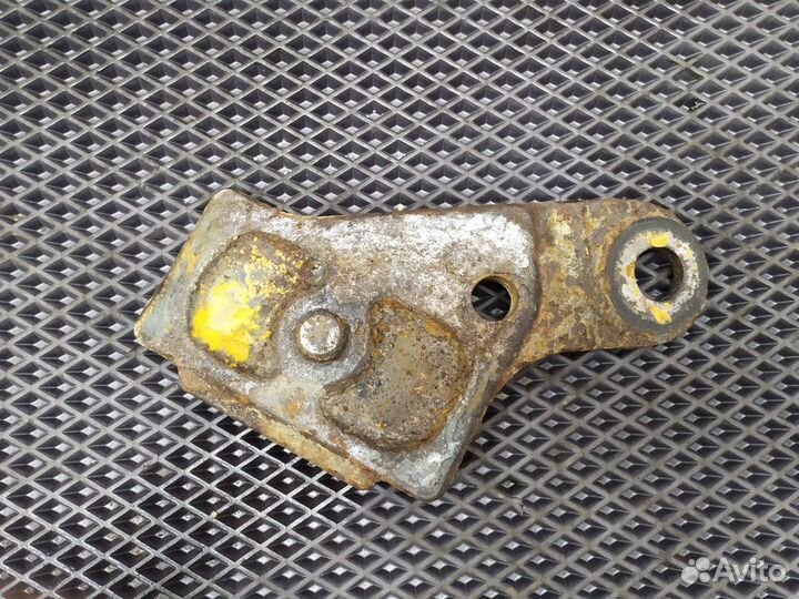 5000752489 Кронштейн амортизатора правый