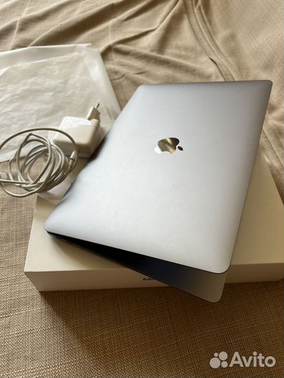 Macbook Air (Renita, 13-inch, 2020)