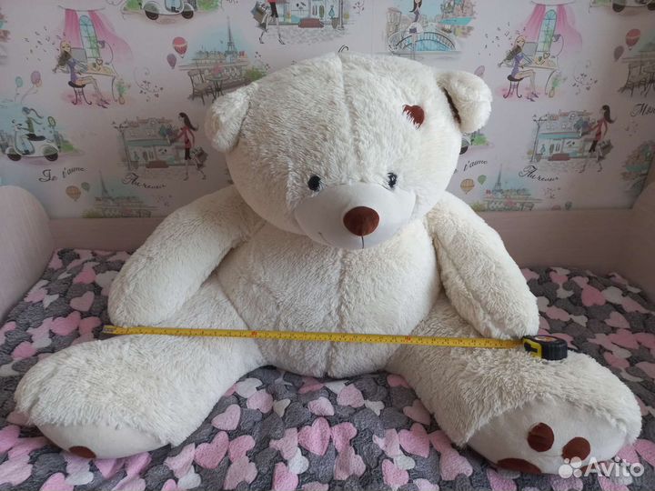 Большой плюшевый медведь