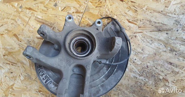 Кулак задний правый Jaguar Xj X351